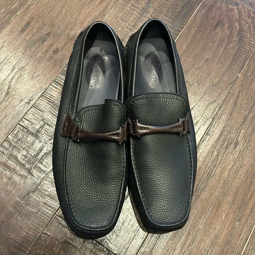 Black Men’s Ferragamo Loafer’s with brown detail excellent size 10.5